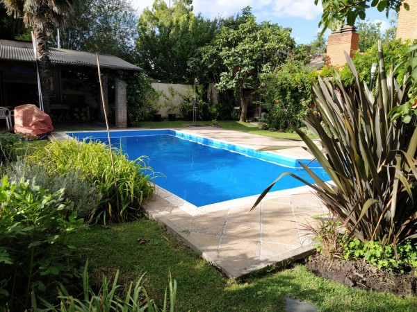 CHALET 5 AMBIENTES DE CATEGORIA CON PARQUE Y PILETA BARRIO LA FLORIDA