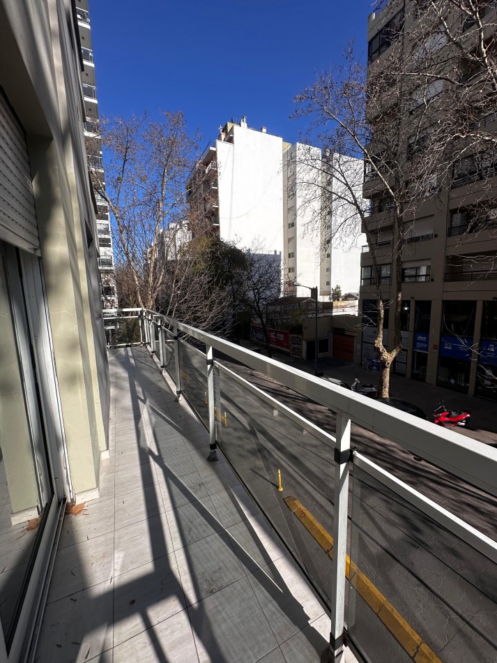 VENTA SEMIPISO 3 AMBIENTES CON BALCON CORRIDO