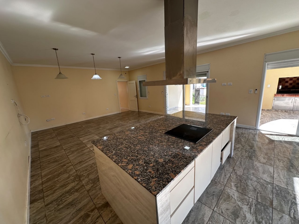 VENTA CASA 6 AMBIENTES EN ARENAS DEL SUR