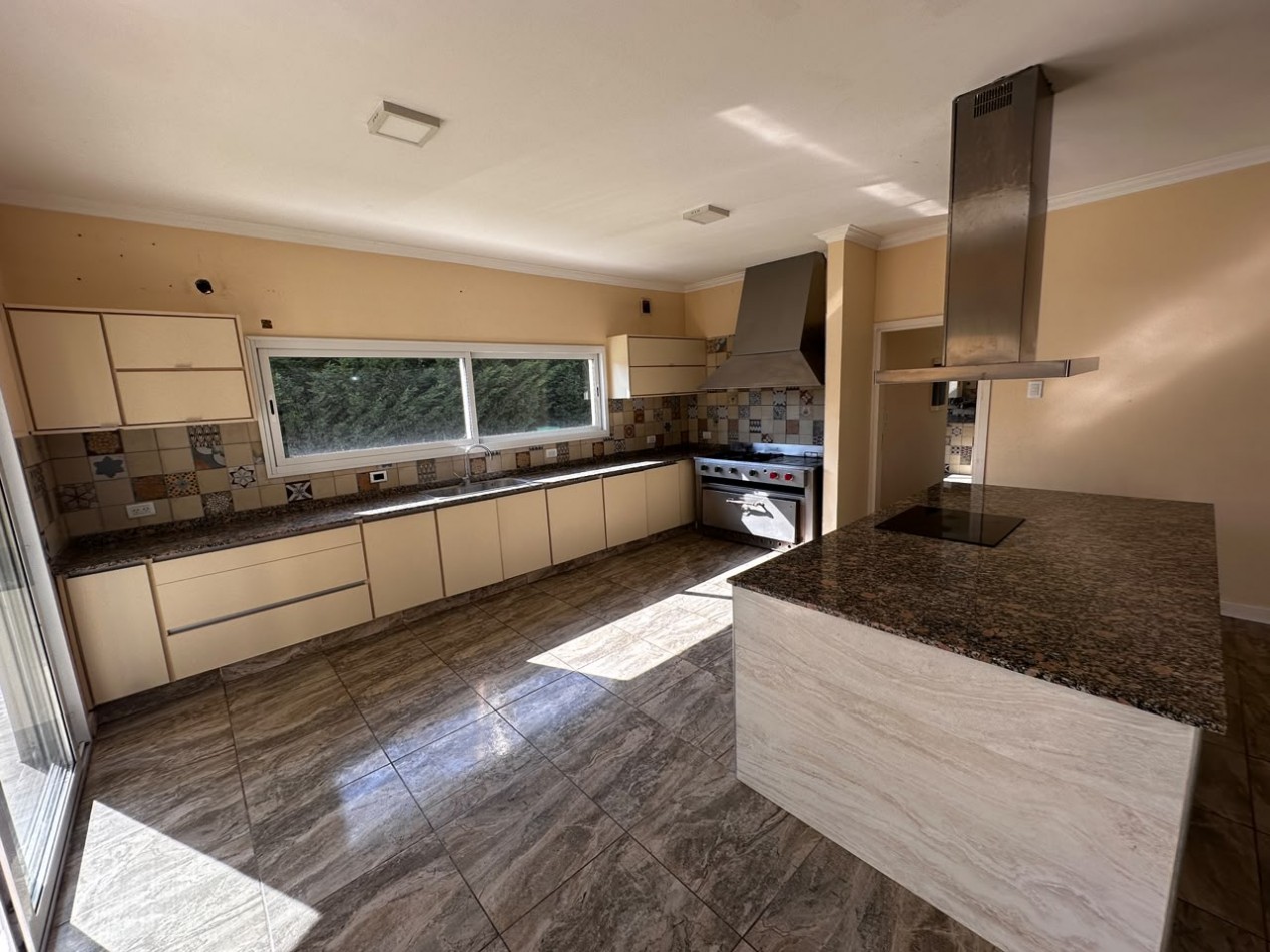 VENTA CASA 6 AMBIENTES EN ARENAS DEL SUR
