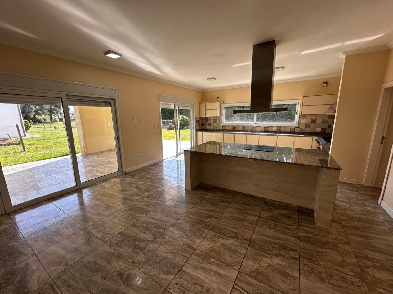 VENTA CASA 6 AMBIENTES EN ARENAS DEL SUR