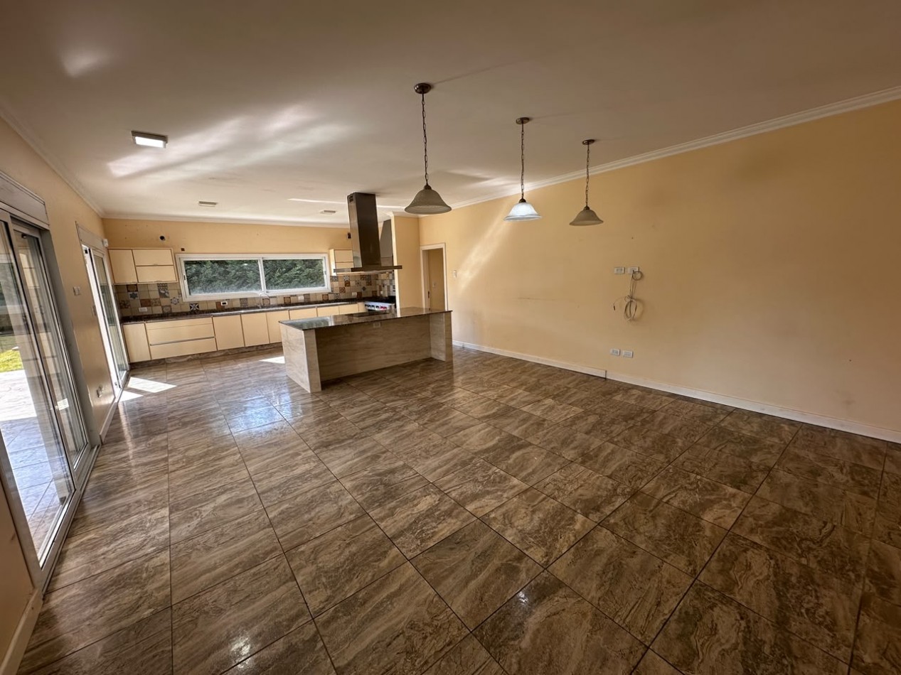 VENTA CASA 6 AMBIENTES EN ARENAS DEL SUR