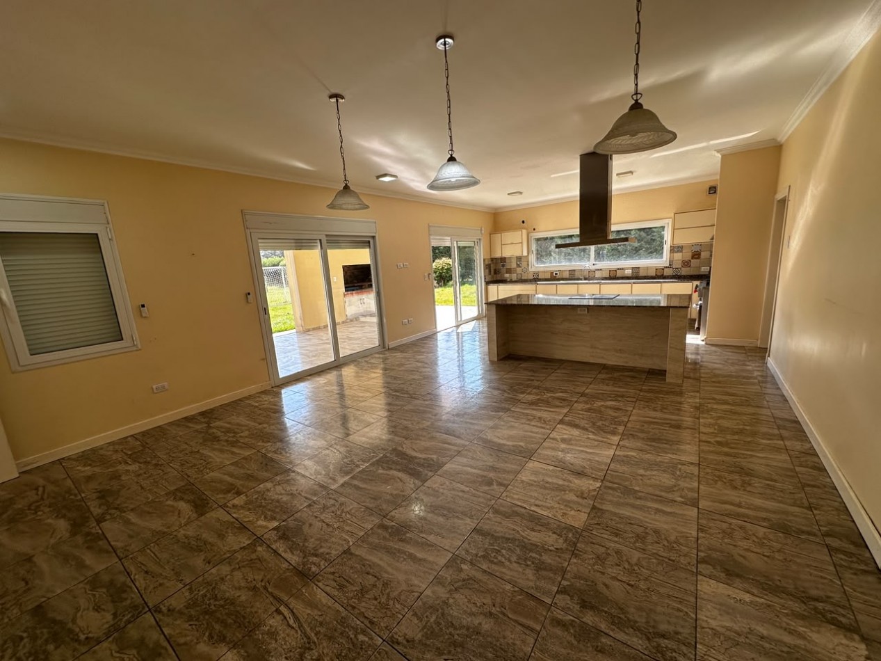 VENTA CASA 6 AMBIENTES EN ARENAS DEL SUR