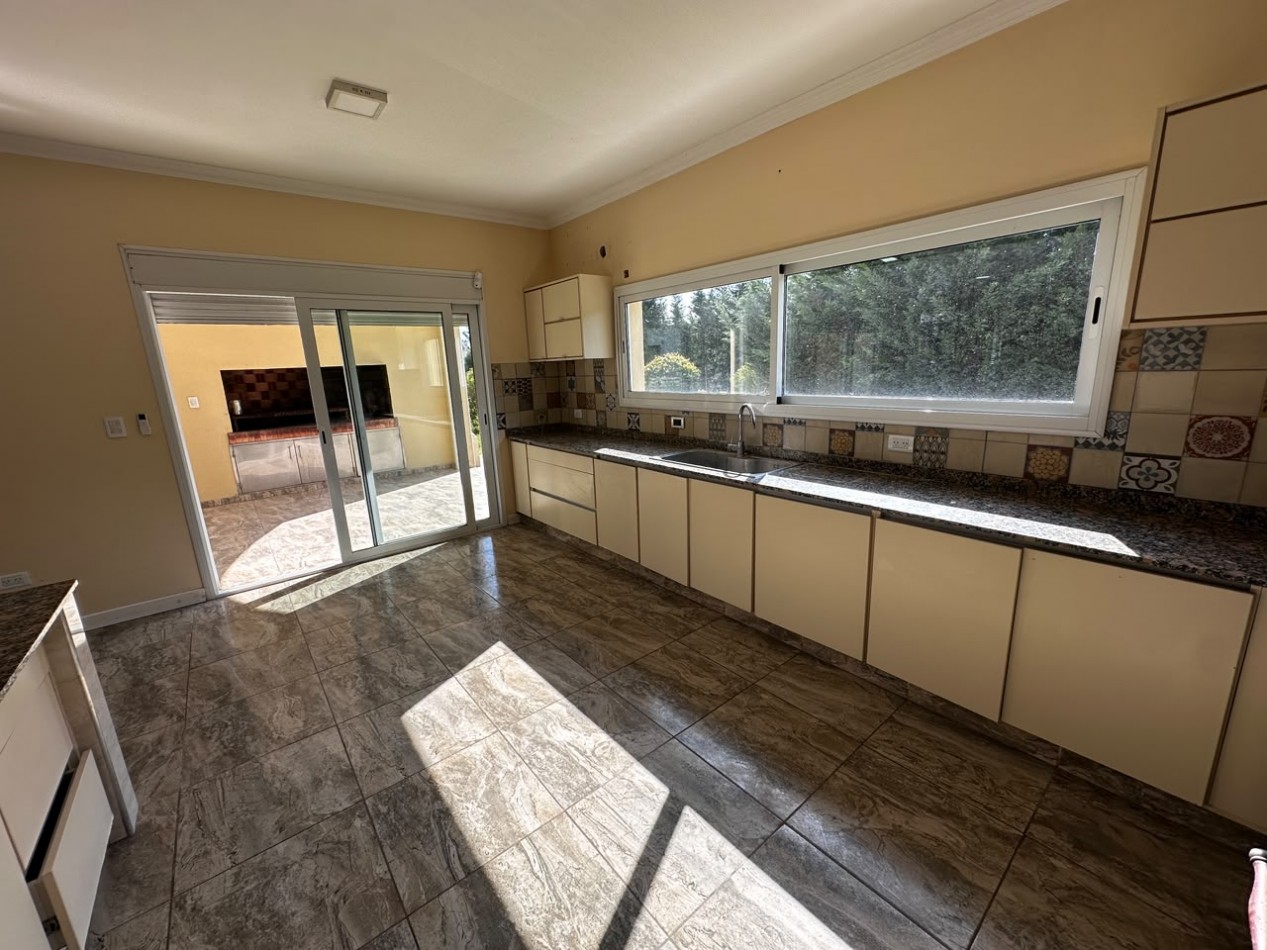 VENTA CASA 6 AMBIENTES EN ARENAS DEL SUR