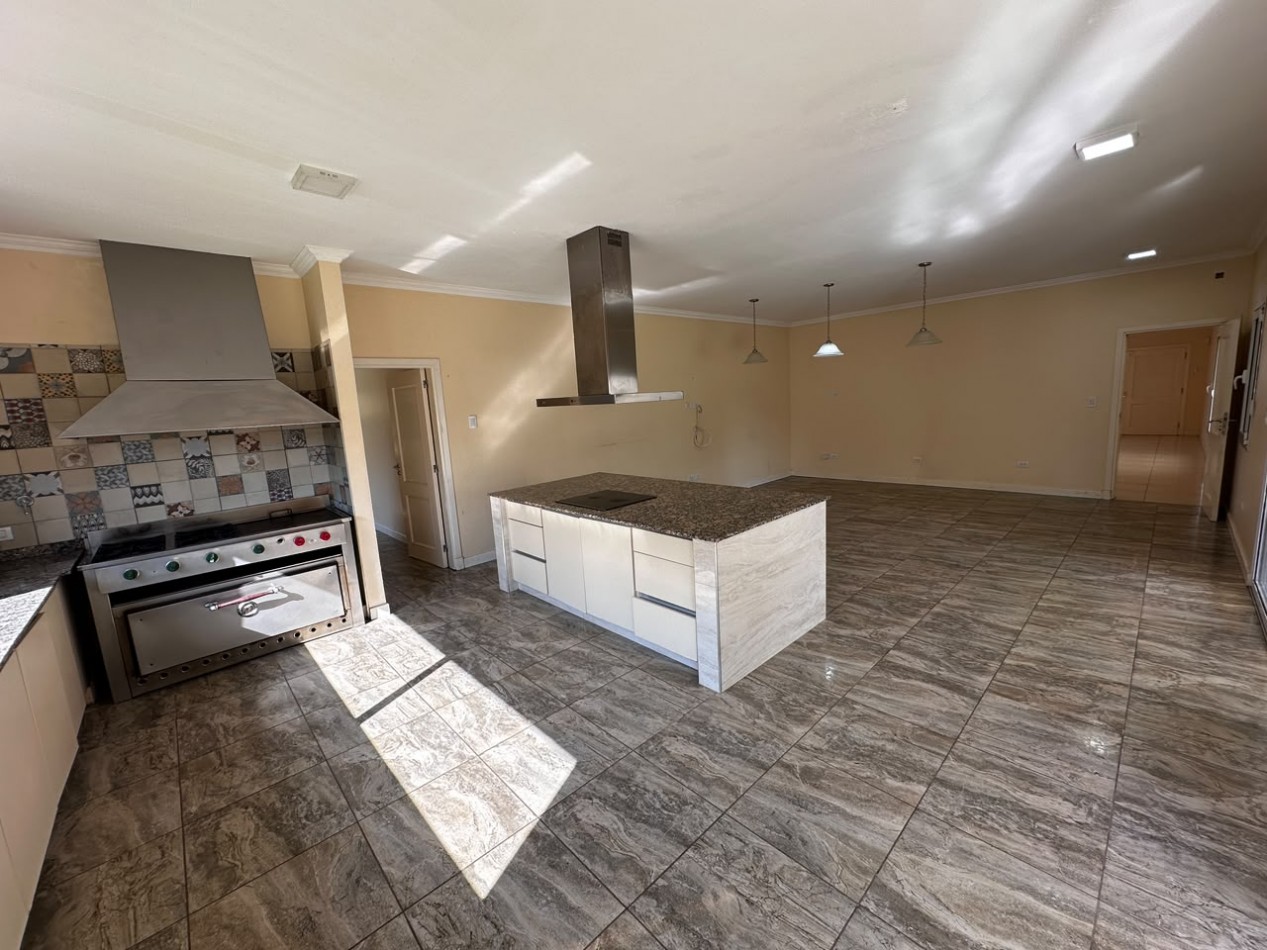 VENTA CASA 6 AMBIENTES EN ARENAS DEL SUR