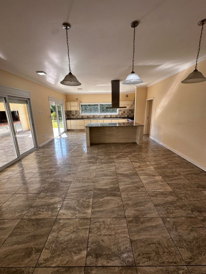 VENTA CASA 6 AMBIENTES EN ARENAS DEL SUR