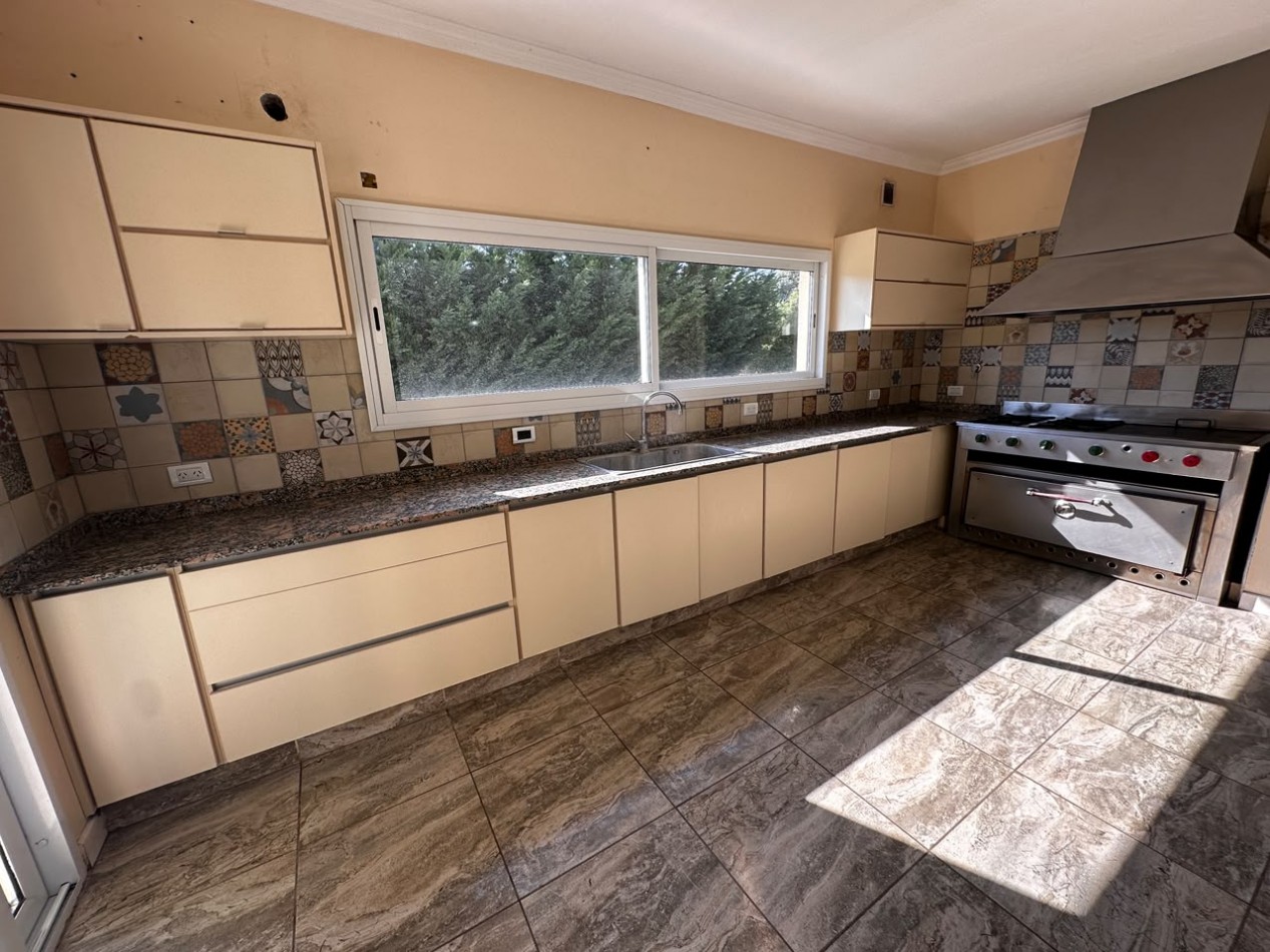 VENTA CASA 6 AMBIENTES EN ARENAS DEL SUR